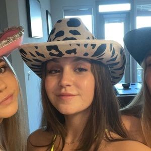 Meet your Posher, Isabella